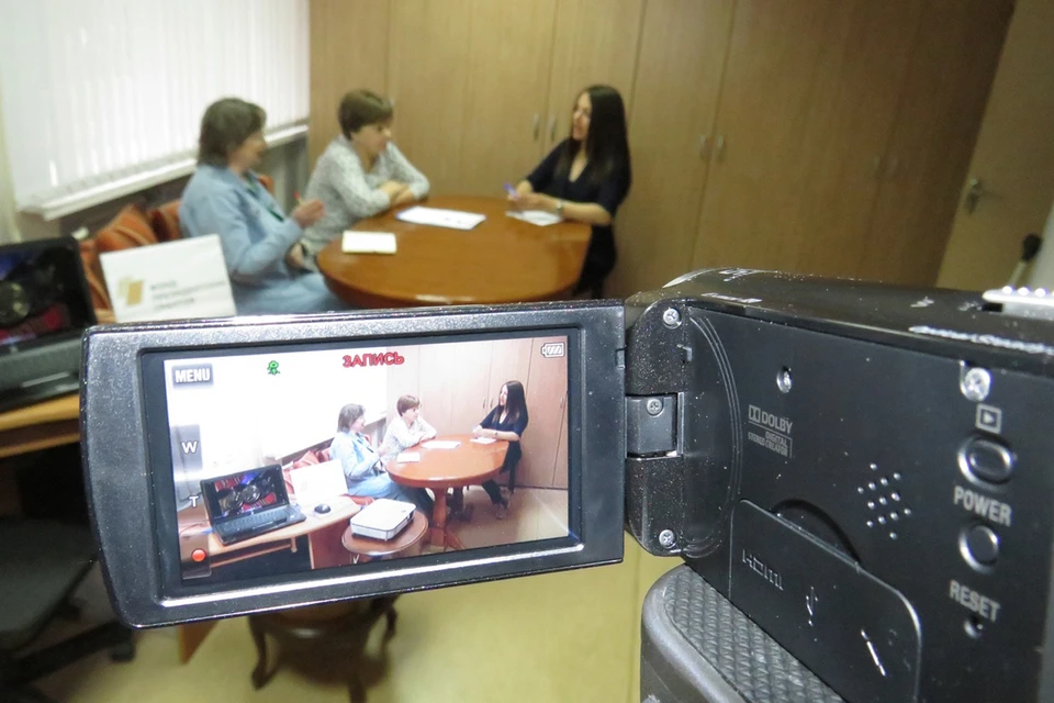 Люди старшего поколения осваивают азы интервью. Фото: страница студии "Серебряный объектив" ВКонтакте