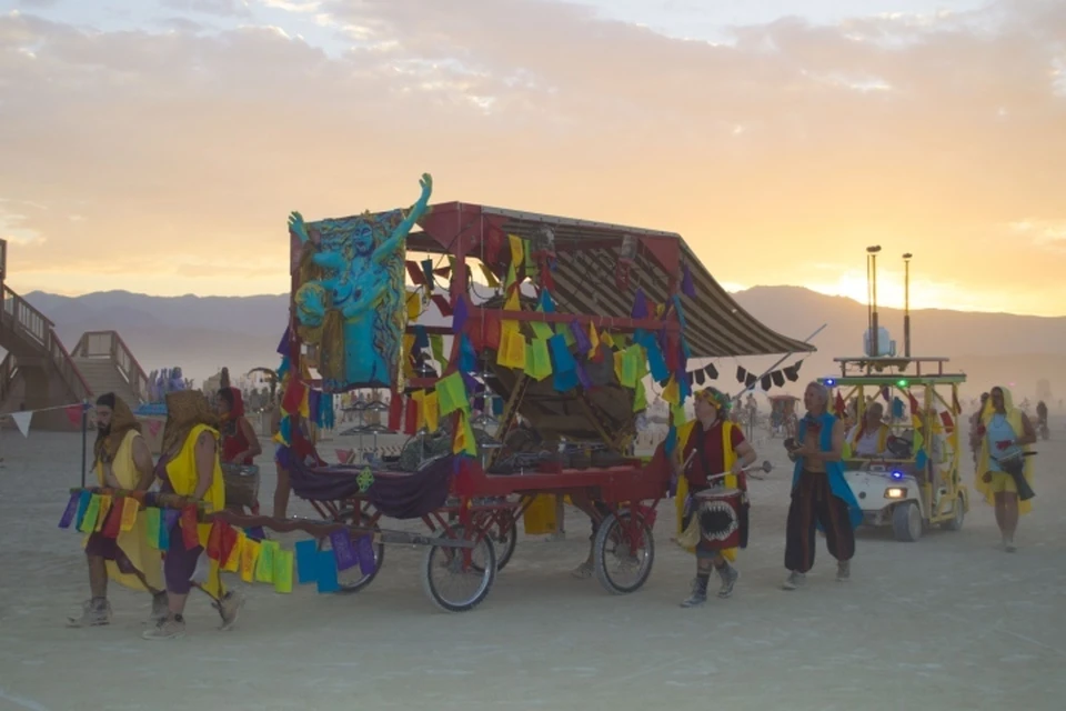 Каждый год в конце августа десятки тысяч людей собираются на фестиваль музыки и искусства Burning Man в пустыне Невады