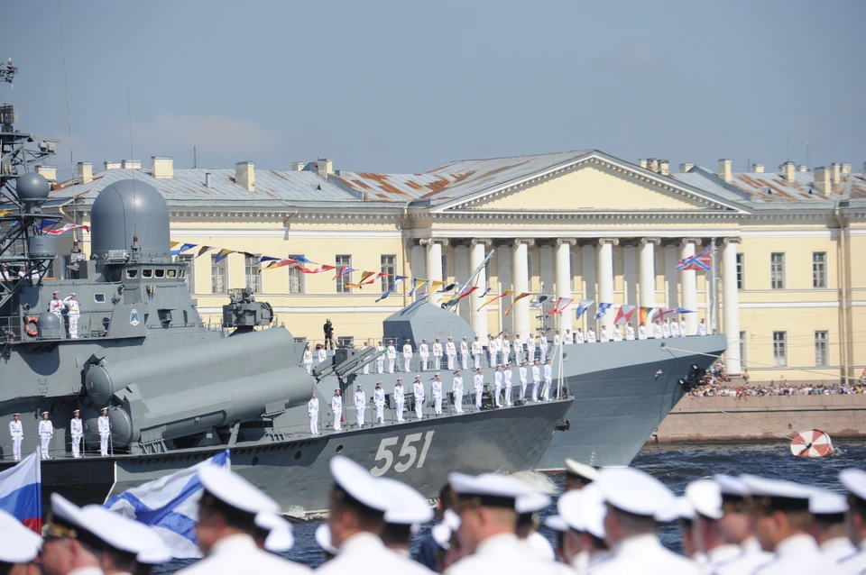 Главный военно-морской парад с морской и авиационной частью, а также праздничным салютом пройдет 28 июля в акватории Невы и на Кронштадтском рейде