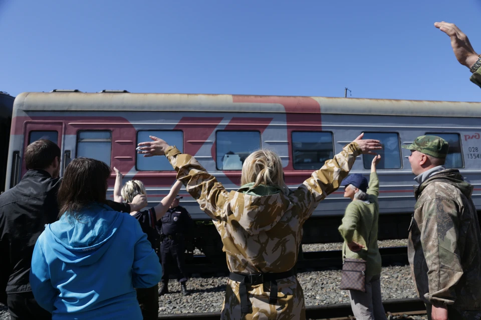 Поезд после. Переполненные электрички. Дебальцево поезд Победы. Дебальцево сход поезда. Электричка штурмует по графику.