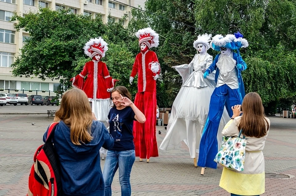 В Красноярске на Театральной площади прошло шоу венецианских масок на ходулях