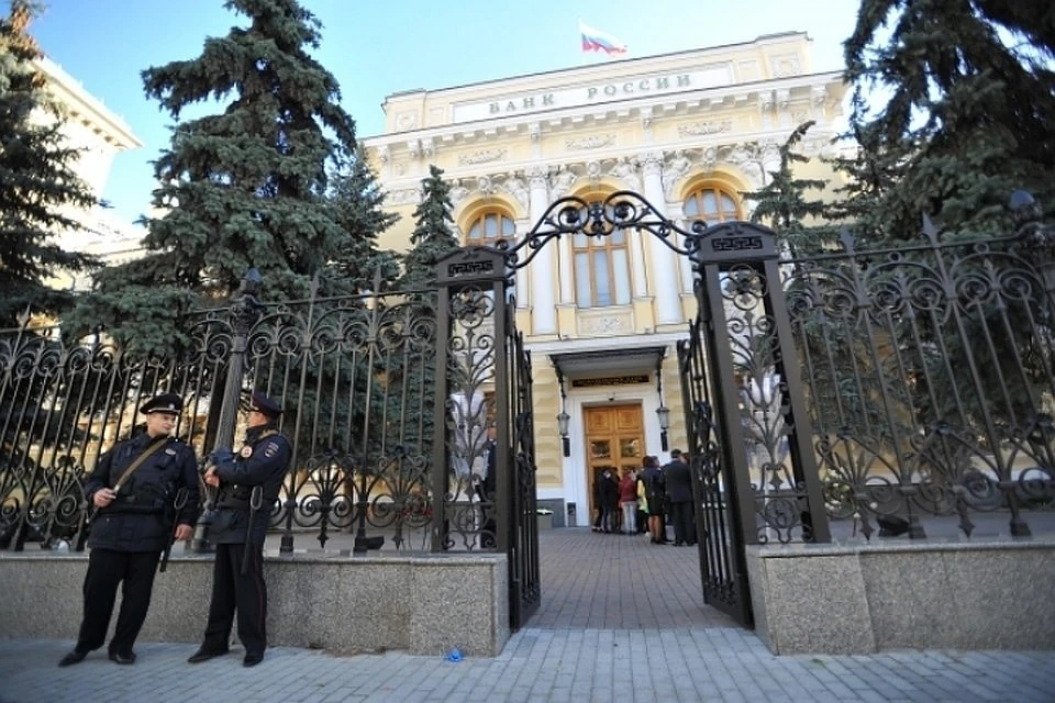 У здания Банка России в Москве.