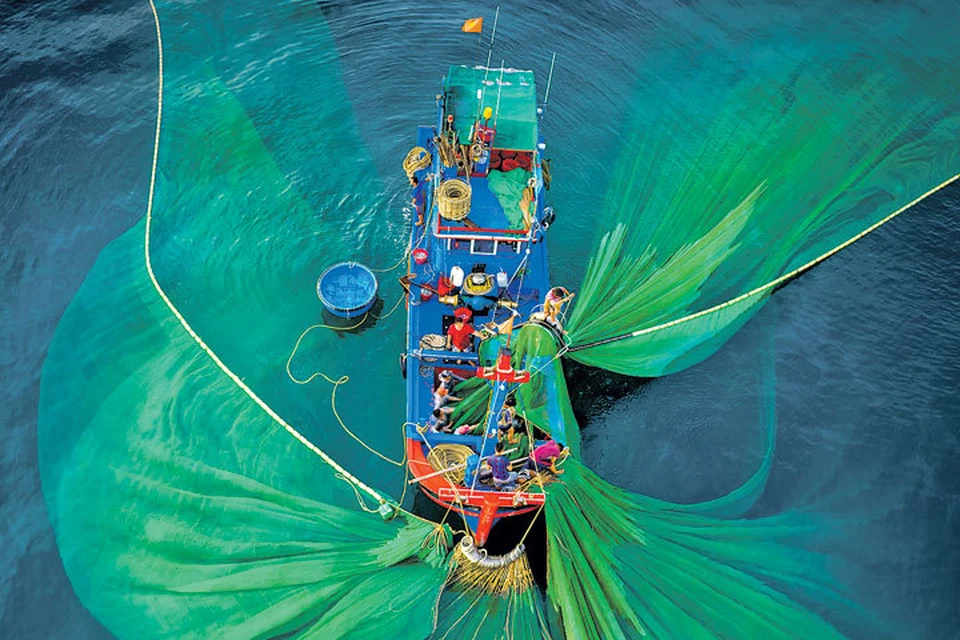 «Морская рыбалка» (Вьетнам). Рыбаки маленького баркаса вышли в Южно-Китайское море на традиционный промысел, которым занимались еще их прадеды.