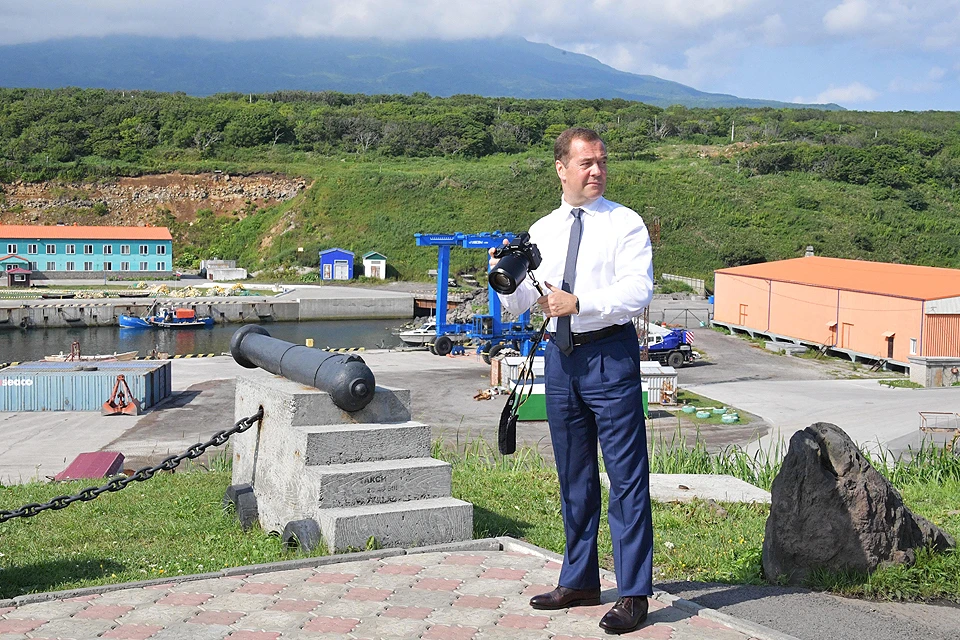 Премьер-министр РФ Дмитрий Медведев во время посещения острова Итуруп. Фото Александр Астафьев/POOL/ТАСС