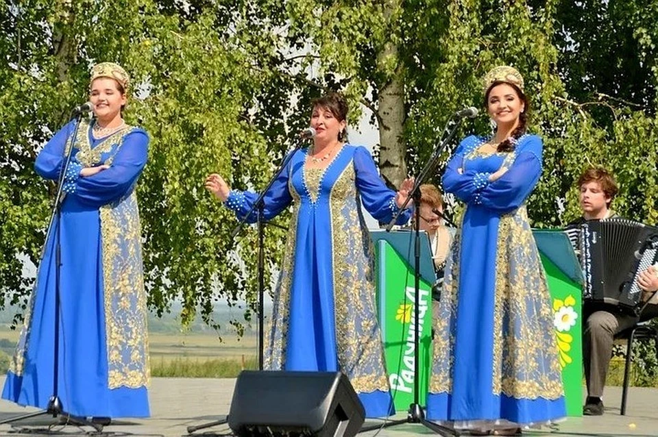 Особое звучание есенинское слово приобрело в исполнении коллектива музея-заповедника песенно-инструментального ансамбля «Радуница».