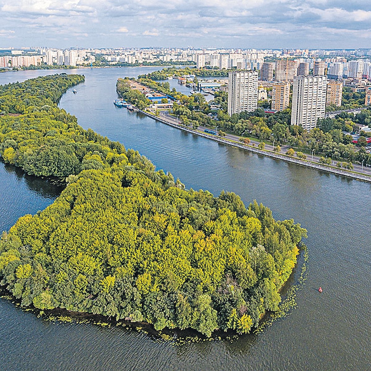 Корреспонденты «Комсомолки» открыли необитаемый остров посреди Москвы-реки  - KP.RU