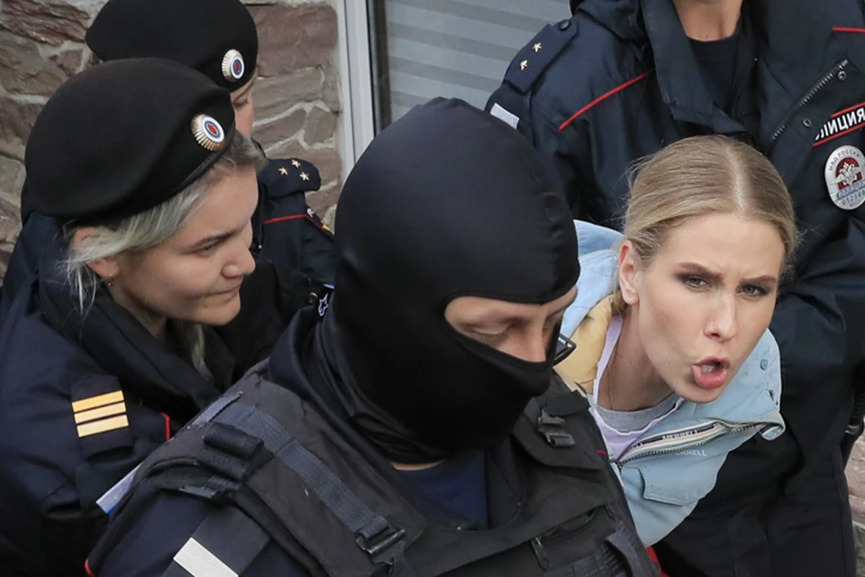 Любовь Соболь за пять минут до начала акции была задержана полицейскими в своем избирательном штабе, откуда она вроде бы намеревалась отправляться на акцию