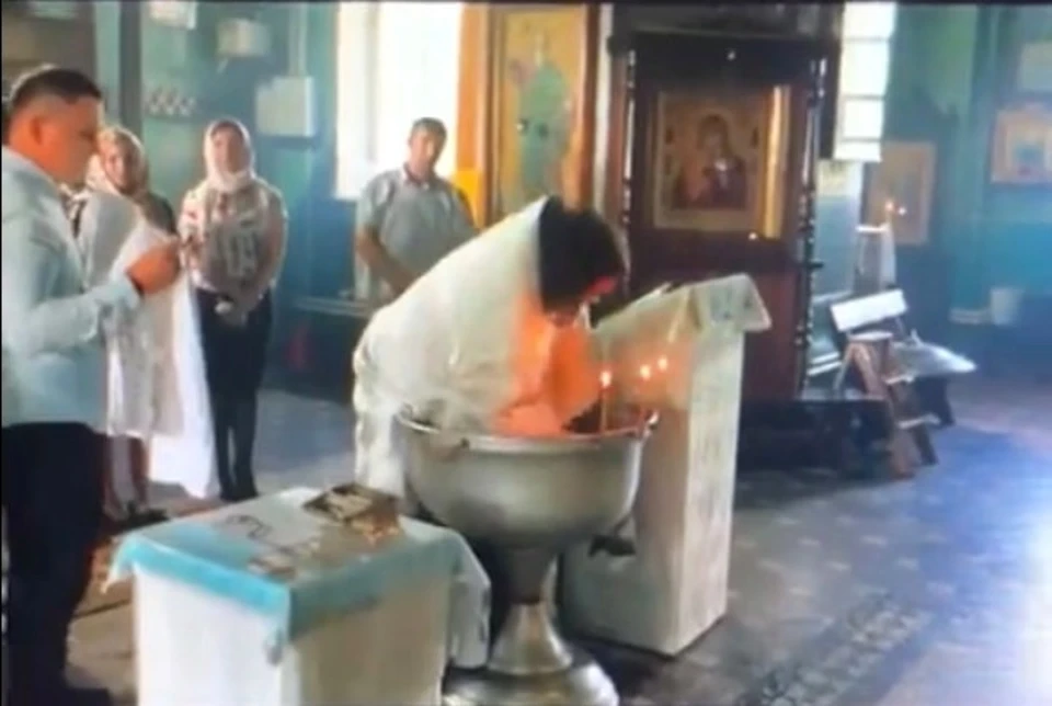 Крещение ребенка обернулось скандалом Фото: кадр из видео