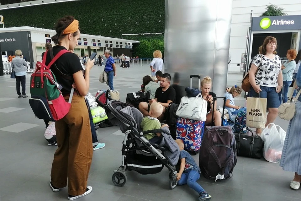Люди ждут, когда же смогут вылететь в Москву.