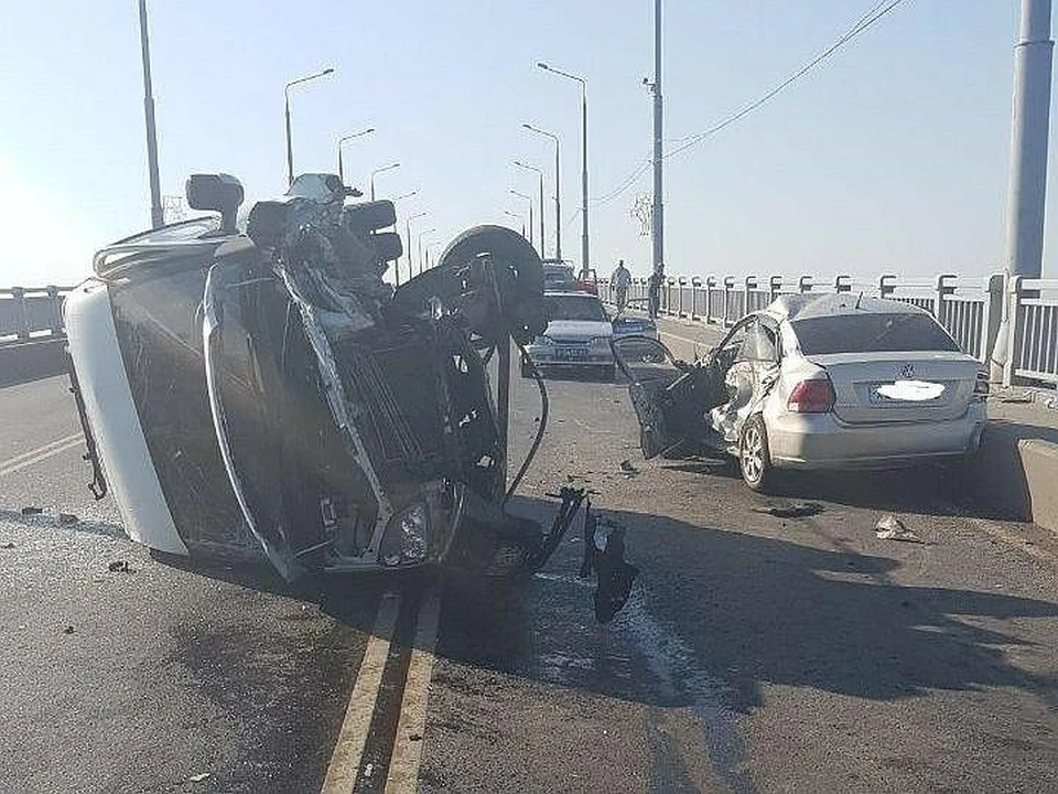 Авария мост энгельс. Авария на мосту Саратов Энгельс. ДТП на мосту Саратов Энгельс. Авария на Саратовском мосту. Авария на мосту Саратов Энгельс вчера.