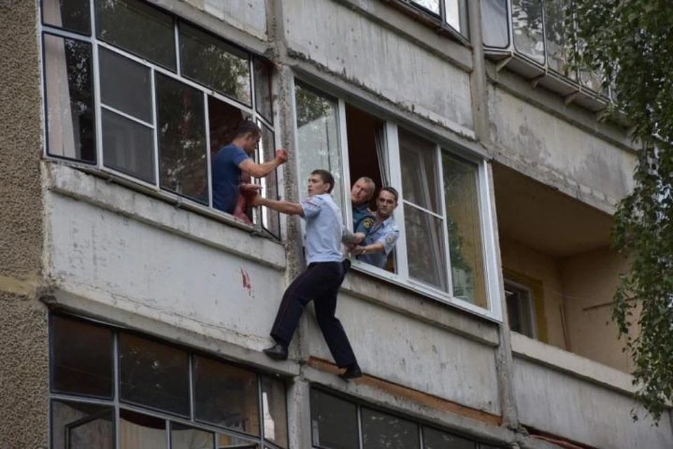 Участковый Василий Мартынов добрался до балкона злоумышленника по карнизу.