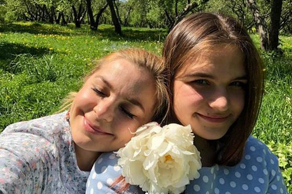 Актриса вывезла свою семью на отдых в Крым.