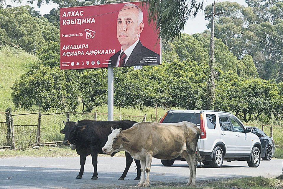 Что в Абхазии завтра выборы президента, становится понятно только по предвыборным плакатам. В остальном провинциальная тишь - никто не хочет портить курортный сезон.