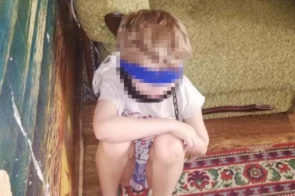 Цепь тянулась от шеи мальчика к дивану. Фото: Нацполиция Украины