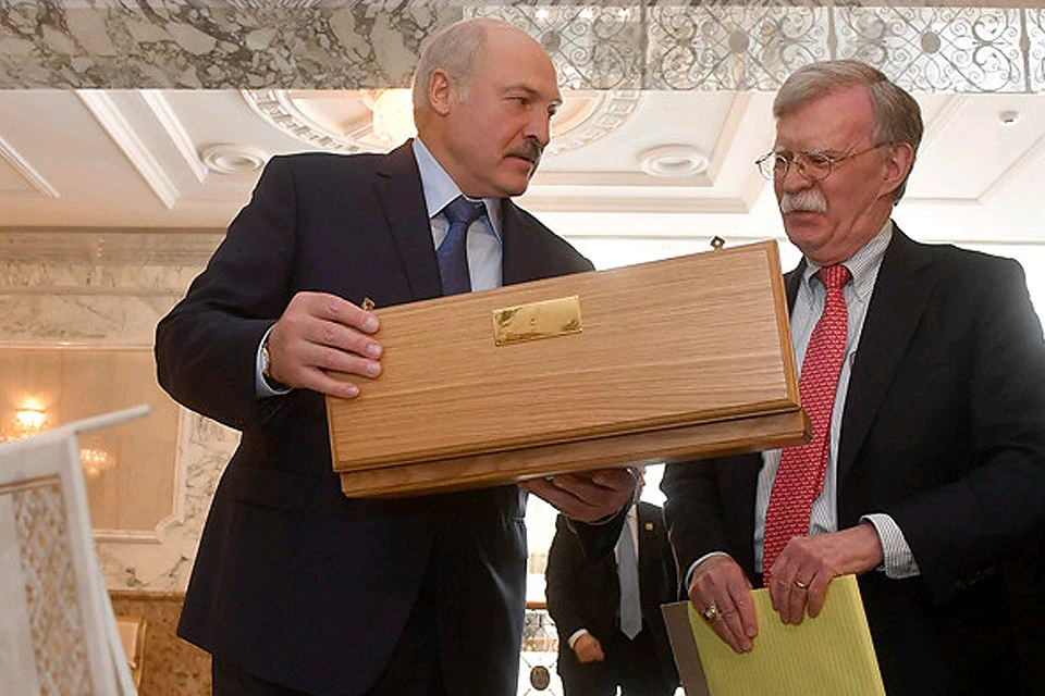 Александр Лукашенко передал для Дональда Трампа кортик. Джон Болтон пообещал доставить подарок.