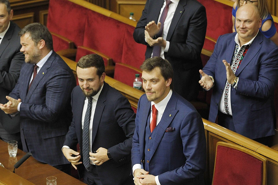 На первом заседании нового состава Верховной рады депутаты утвердили состав правительства Украины.