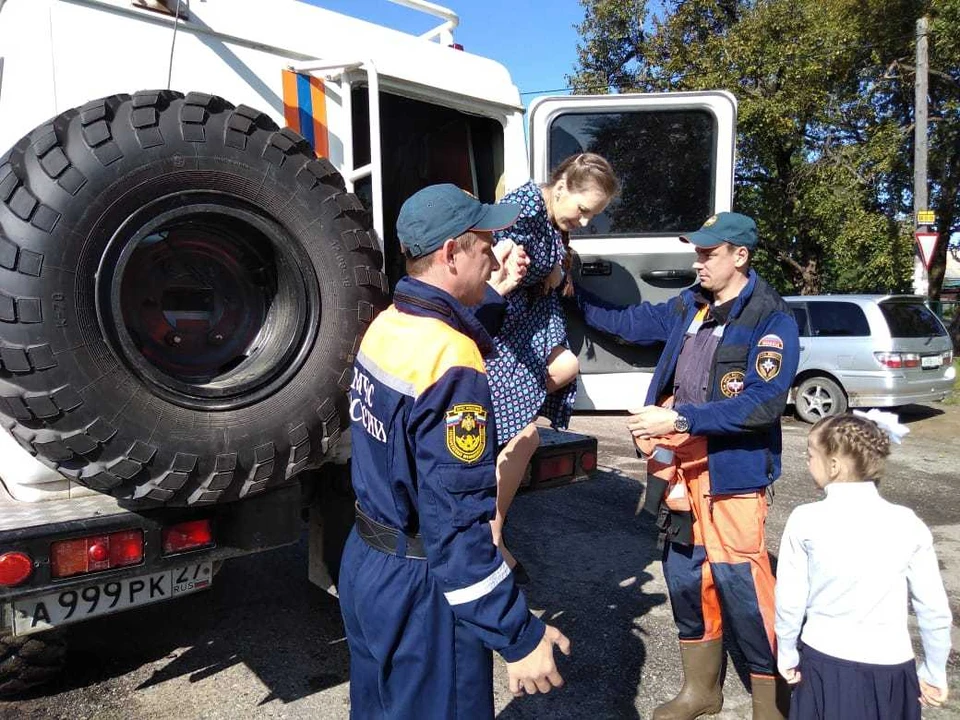 Спасатели доставили детей из подтопленных сел на торжественную линейку