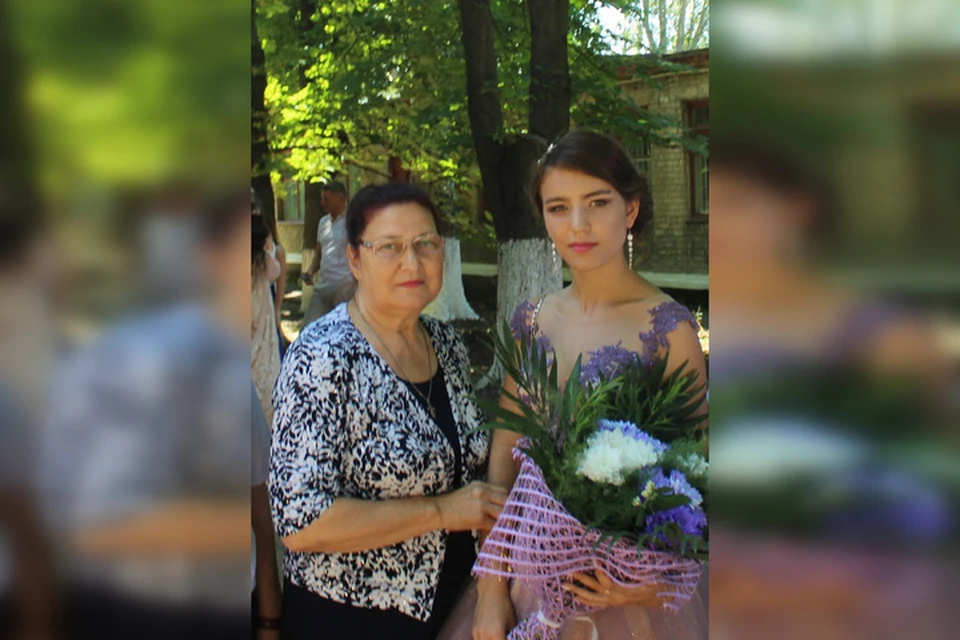 Котесова Евдокия со своей внучкой Марией. Бабушка нянчила ее с детства, теперь Маша спасает ее. Фото: архив семьи Котесовых