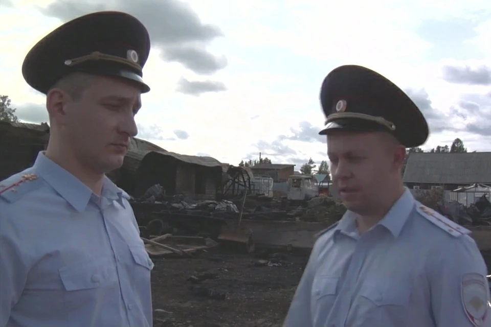 «Летели искры и взрывались баллоны с пропаном»: полицейские спасли на пожаре две семьи Фото: стопкадр с видео