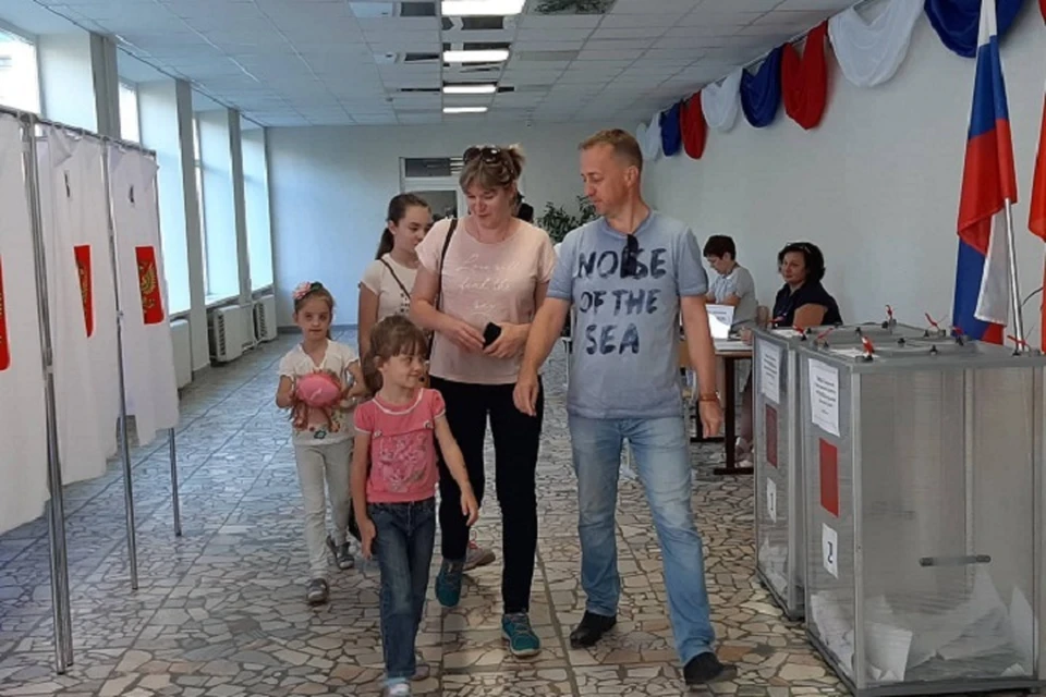 На голосование приходят семьями. Явка на выборы в Астраханской области. Избирательный участок голосуем всей семьей. Семья пришла на выборы.