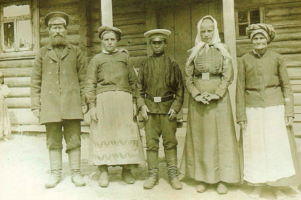 По этому снимку, сделанному на Случчине в 1912 году, видно: в мужскую моду уже вошли картузы, а женщины помоложе носят платки. Фото: Исаак СЕРБОВ