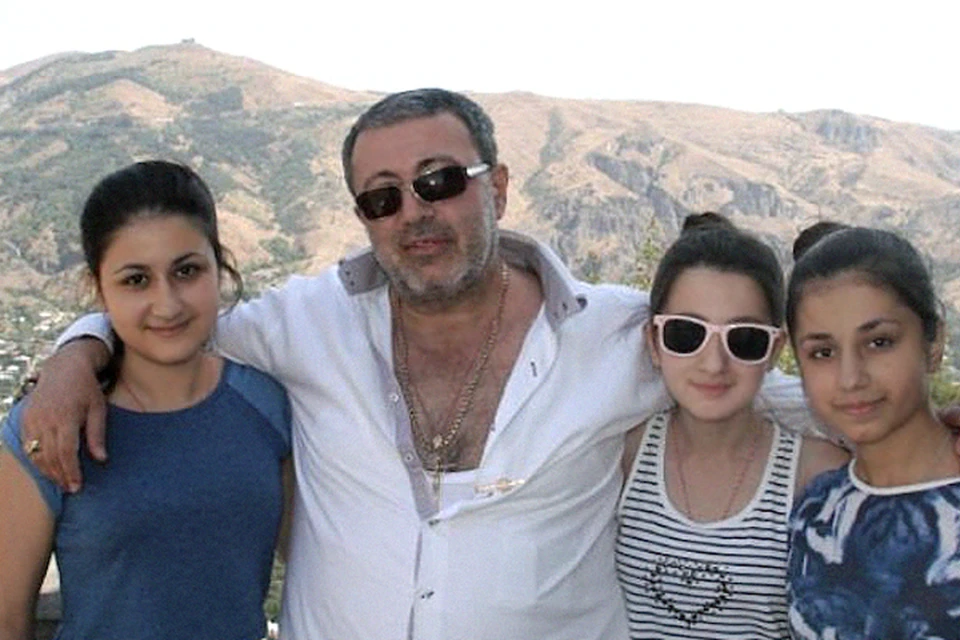 Михаил Хачатурян с дочерьми. Со стороны всем казалось, что это очень приличная семья.