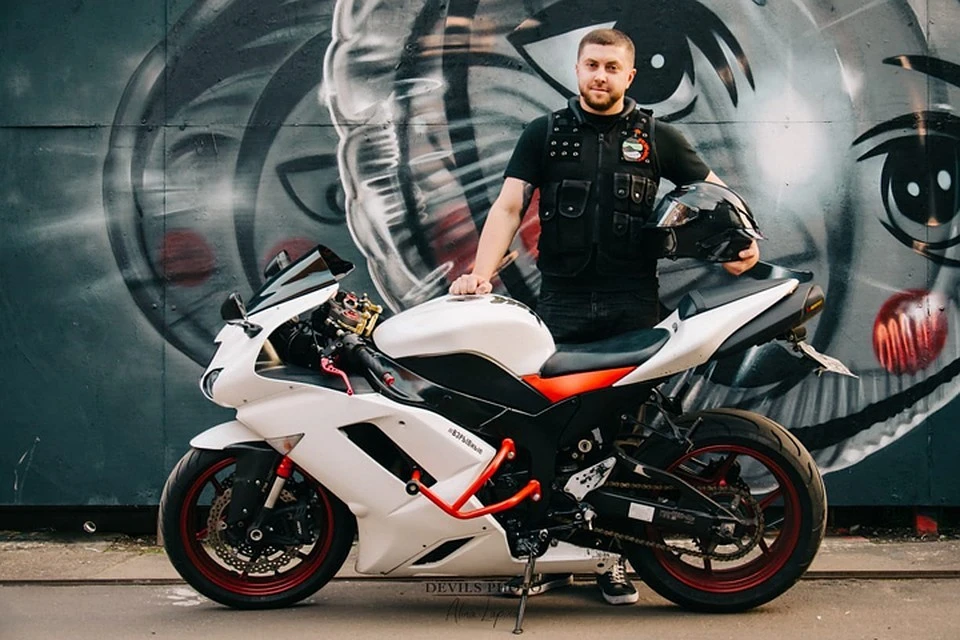 Легковушка буквально снесла 33-летнего мотоциклиста Александра Соколова