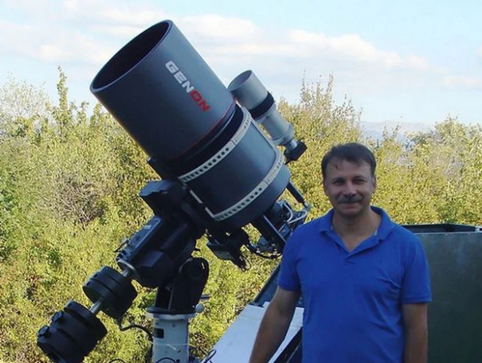Геннадий Борисов с собственноручно сконструированным телескопом. Фото: личный архив
