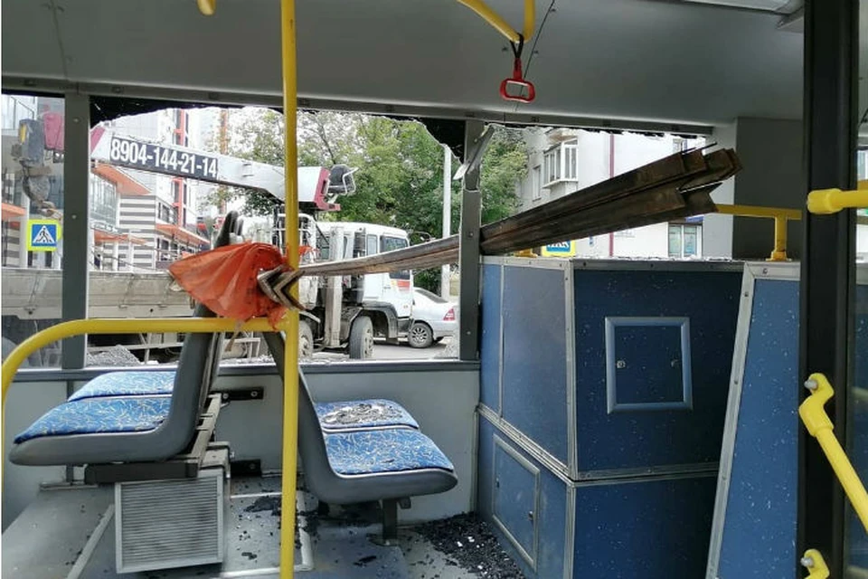 Стрела крана пробила окно троллейбуса в Иркутске. Фото: ДТП 38RUS Иркутск.