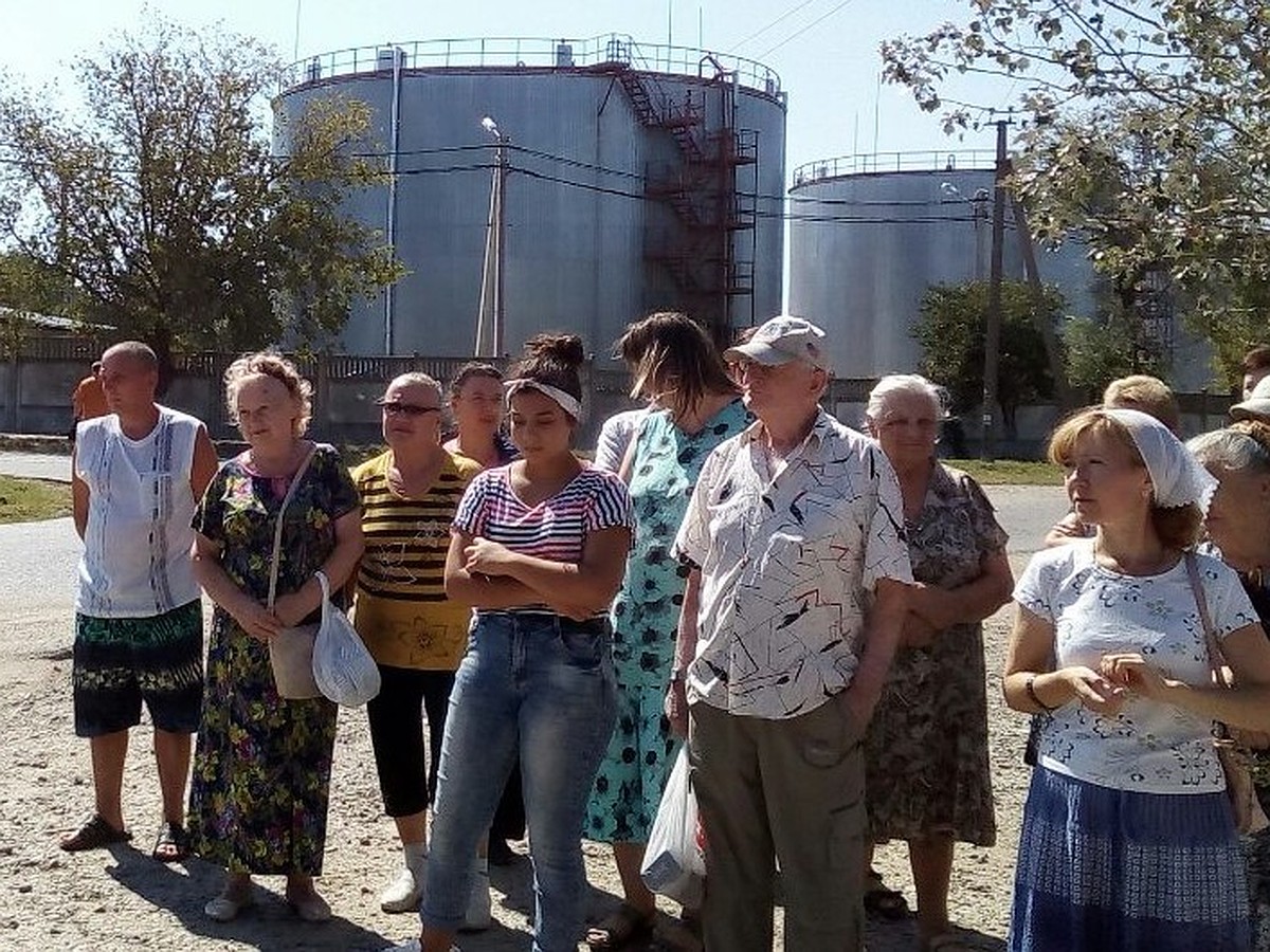 Дышать невозможно, болит голова»: Жители Ленино задыхаются от выбросов  нефтебазы - KP.RU