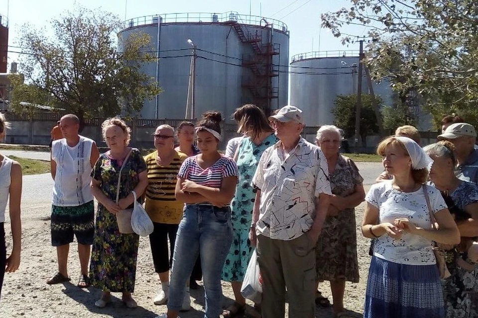 Жители Ленино считают, что нефтебаза отравляет воздух, которым они дышат. Фото: Сергей Яковенко