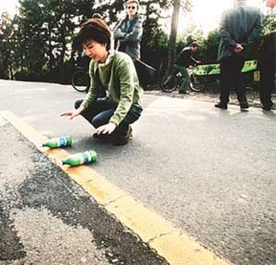 На корейском острове Чеджудо туристам показывают, как бутылки сами по себе катятся вверх.