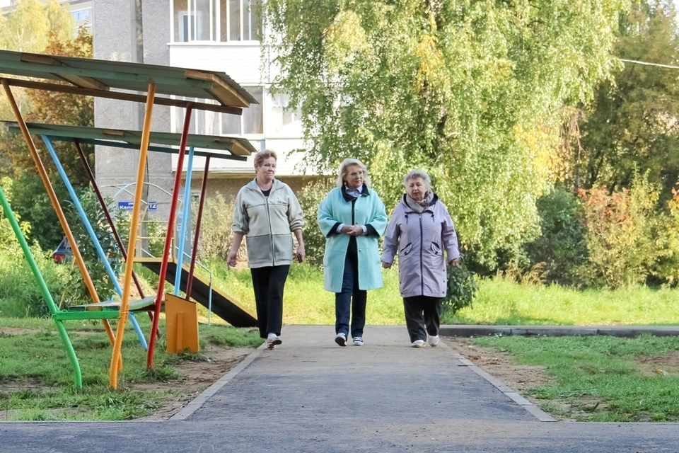 Наталья Рослякова (в центре) вместе с жильцами дома проверила качество благоустройства двора.