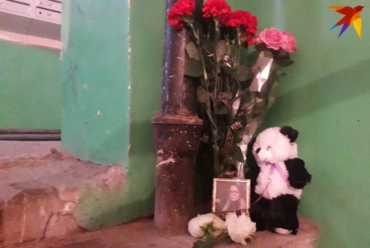 На место жестокого убийства девушки в Саратове несут плюшевые игрушки