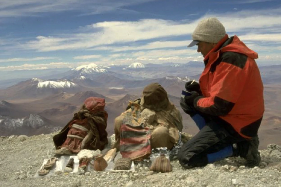 Детей, принесенных в жертву сотни лет назад, находят на большой высоте альпинисты. Мертвые дети сидят на специально подготовленных площадках.