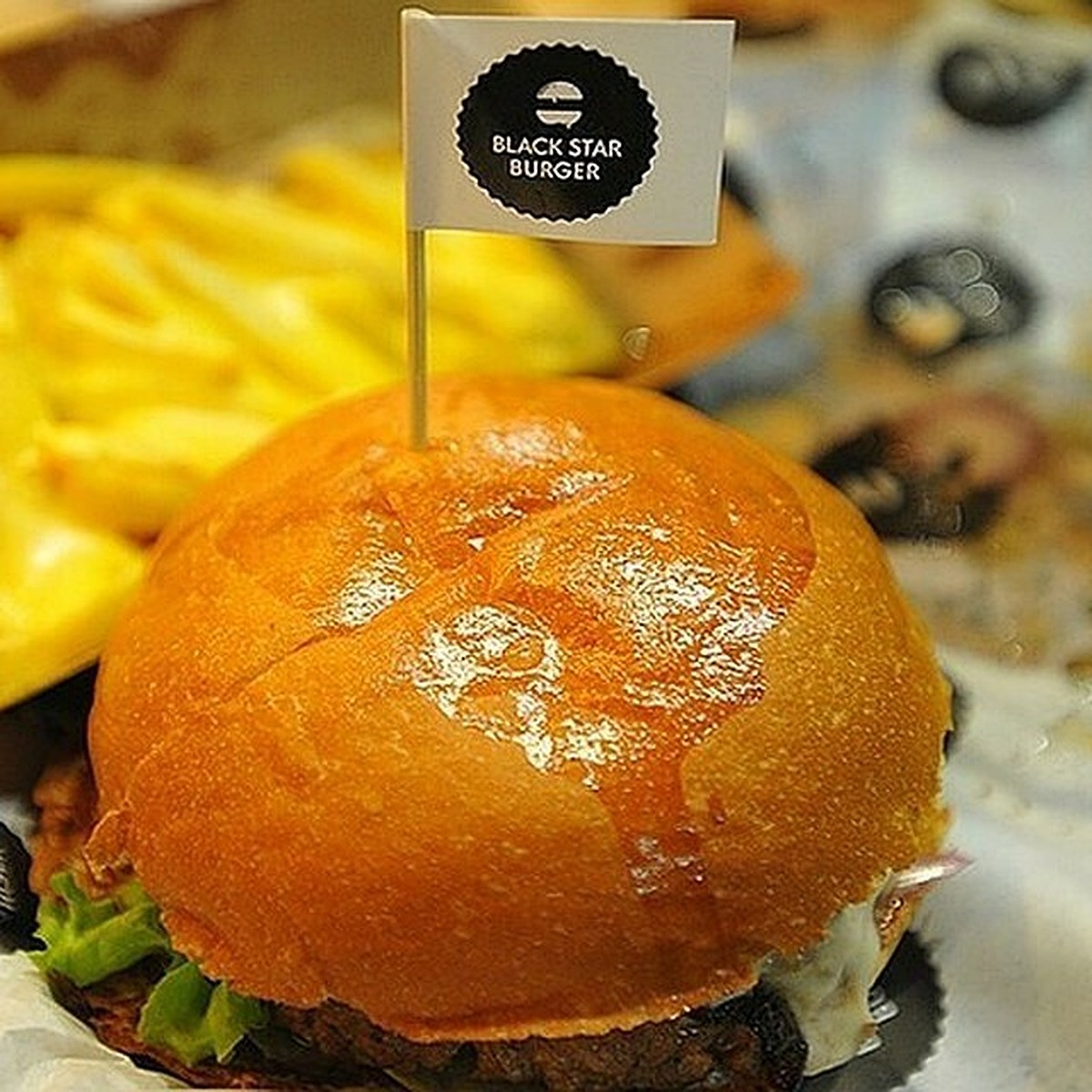 Сочные, мощные: В Крыму ждут открытие Black star burger - KP.RU