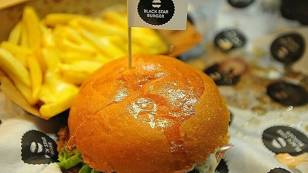 Сочные, мощные: В Крыму ждут открытие Black star burger - KP.RU