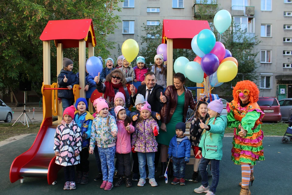 Поздравить ребятишек с праздником пришел депутат Сергей Бондаренко. Фото: Ксения ПОЛТОРАНИНА.