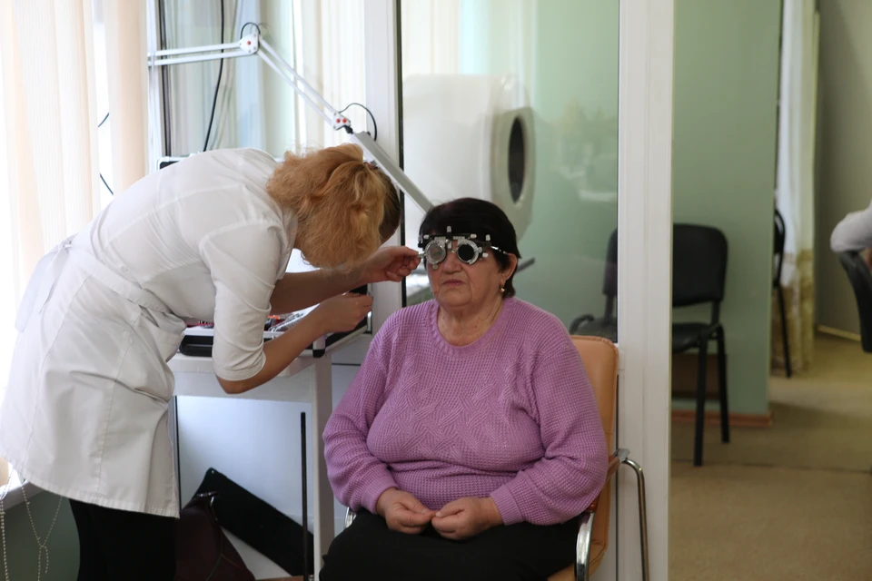 Регулярное посещение офтальмолога поможет сохранить зрение как можно дольше.
