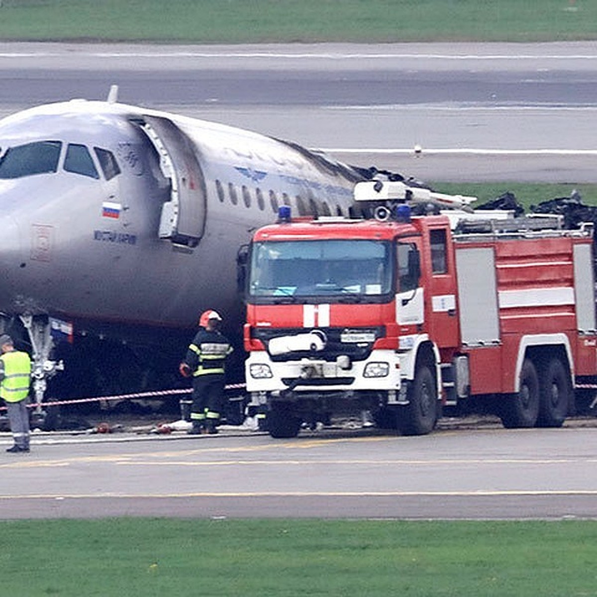 СК предъявил обвинения командиру сгоревшего в Шереметьево самолета SSJ-100  - KP.RU