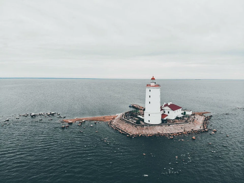 У маяка Толбухин в Финском залива заметили бушующие волны.