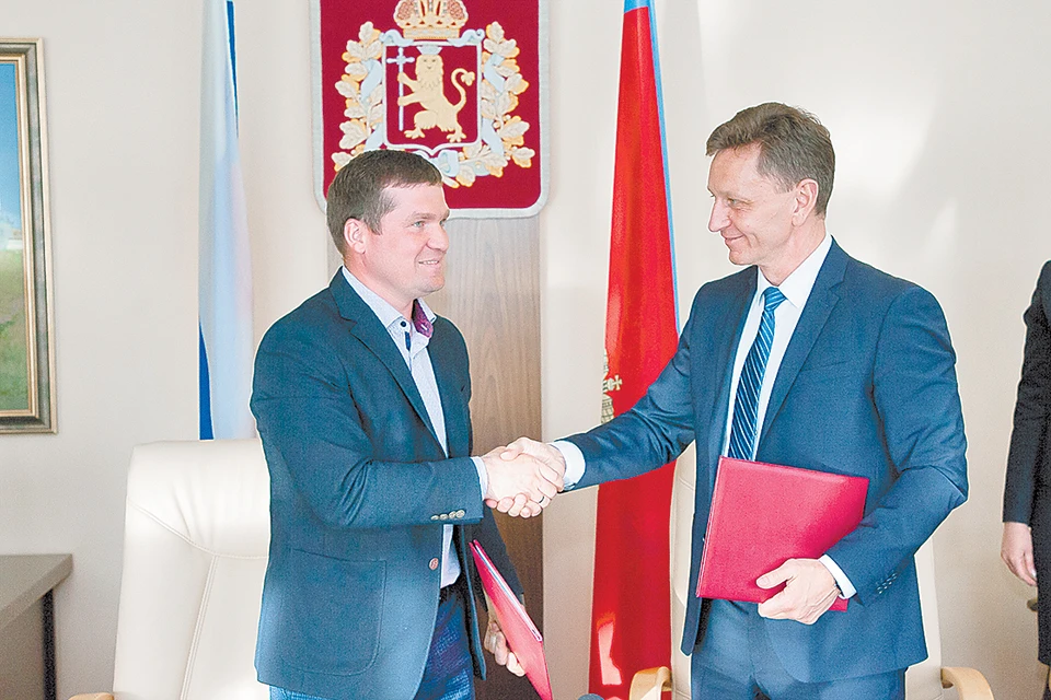 Губернатор В.В. Сипягин поздравляет А.С. Монастырского со стартом инвестпроекта.