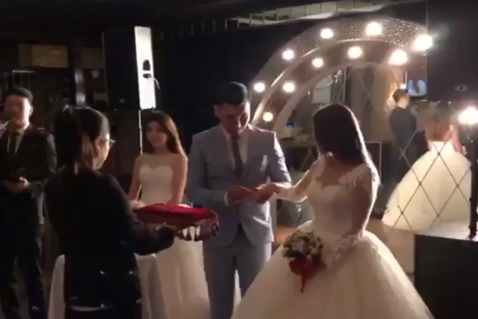 В сети обсуждают видео женитьбы сразу на двух девушках в Бишкеке