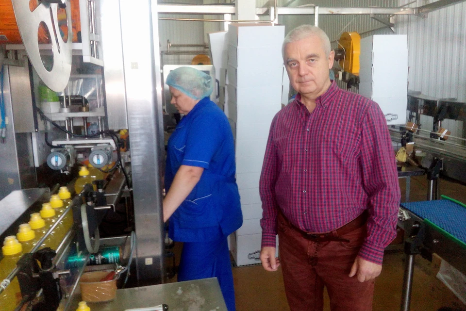 Леонид Ретинский контролирует производство безалкогольных напитков на рязанском предприятии.