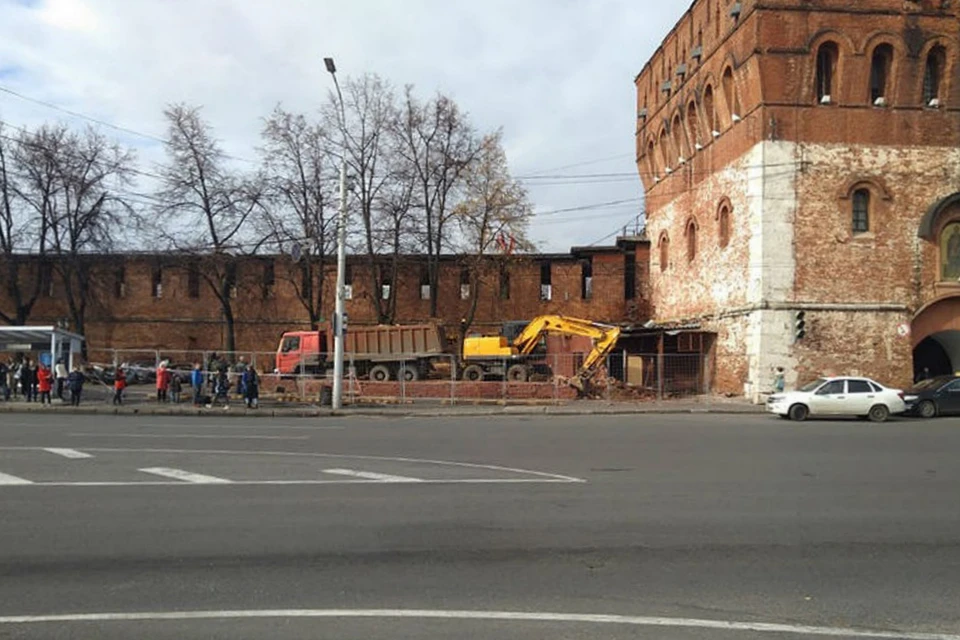 В минувшие выходные нижегородцы наблюдали за сносом старейшего кафе в центре города. Фото: Михаил Рубинштейн.