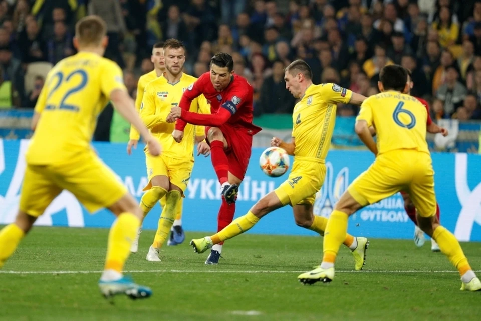 Криштиану Роналду забил в ворота Украины, но Португалия проиграла 1:2.
