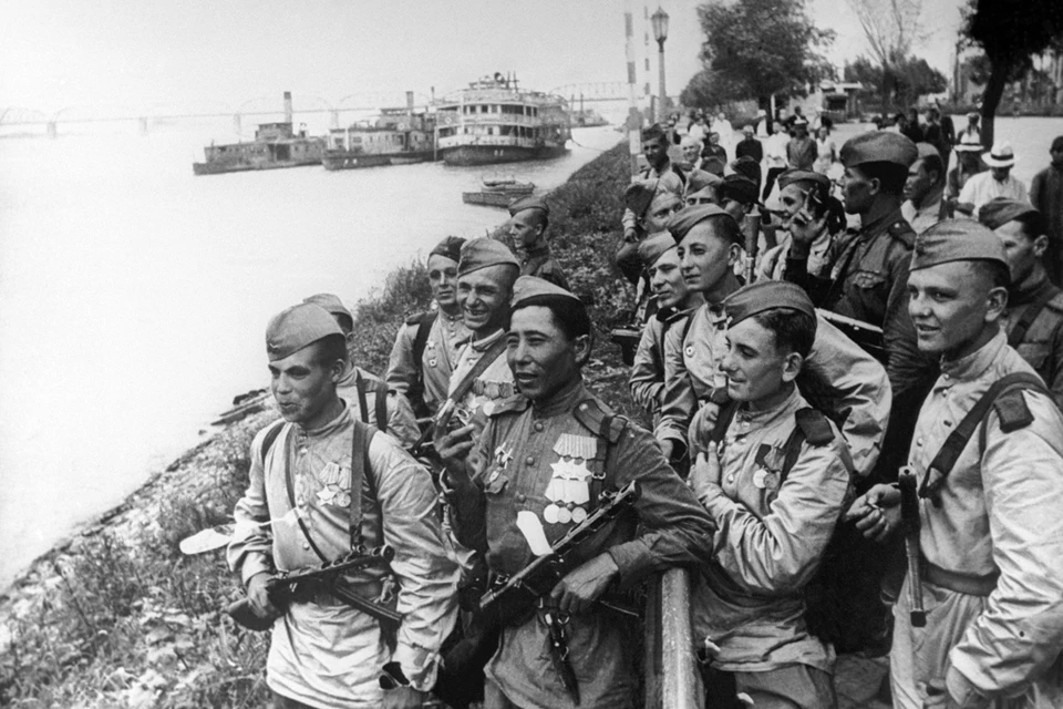 Маньчжурия. Советские воины в Харбине на берегу реки Сунгари, 9 августа 1945 года. Фото: ТАСС