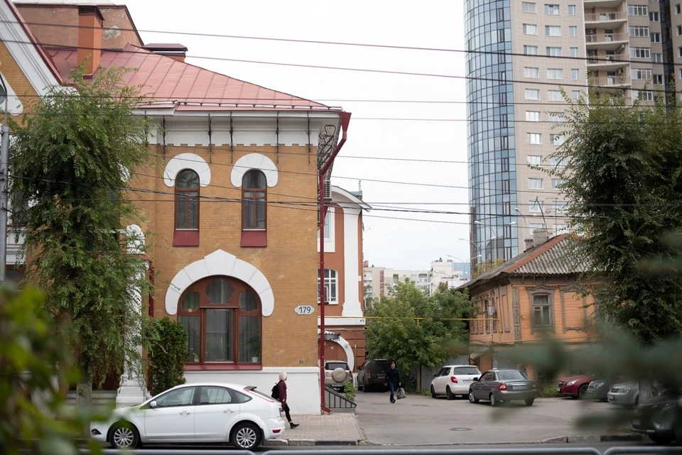 На старые здания в историческом центре вовсю наступают многоэтажки