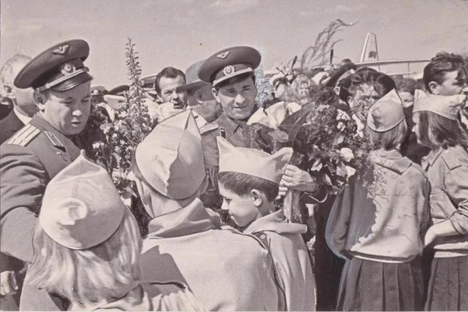 Алексея Леонова и Павла Беляева встречают калининградские пионеры. 1965 год.