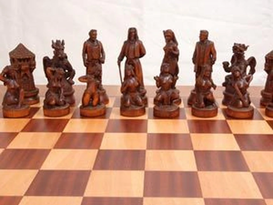 Уникальные шахматы вместе с ларцом весят около 40 килограмм
